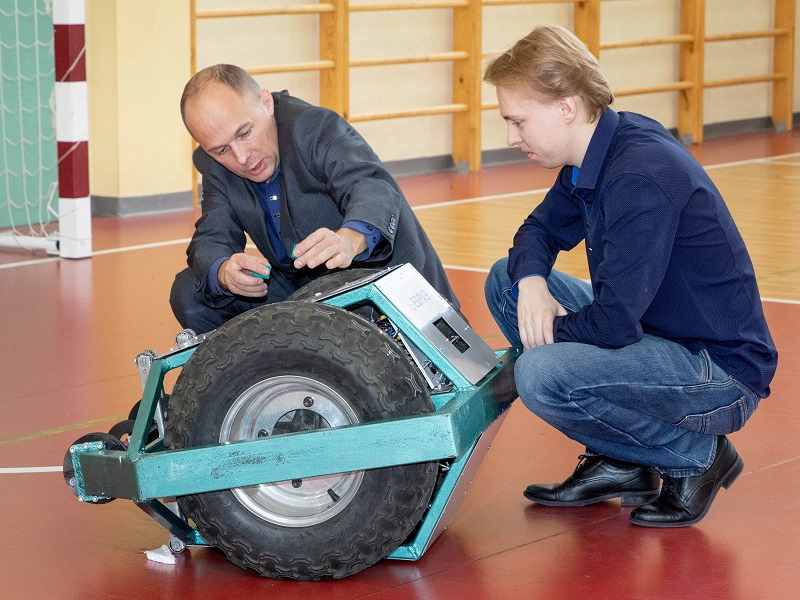 pic. ЕВРАЗ и тагильские школьники создали робота для инженерного чемпионата. 5 фактов о Т-100
