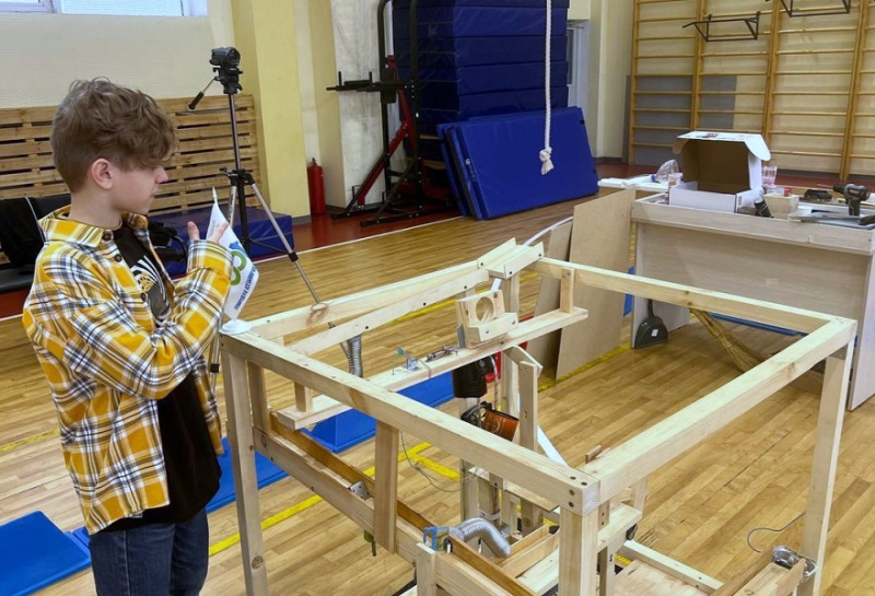 Фото - По принципу домино: инженерный клуб ЕВРАЗ НТМК помог школьникам создать машину Голдберга