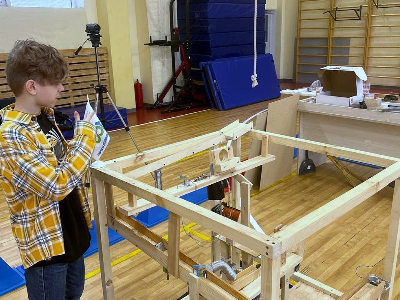 pic. По принципу домино: инженерный клуб ЕВРАЗ НТМК помог школьникам создать машину Голдберга