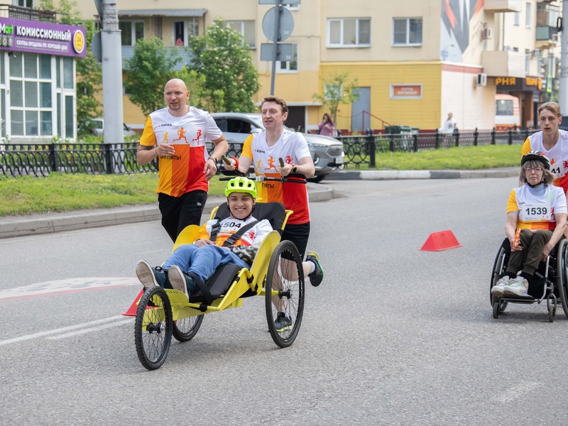 pic. В Новокузнецке состоялся юбилейный благотворительный забег «Дай пять!» с участием особых спортсменов