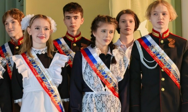 pic. Сотрудники ЕВРАЗ в Новокузнецке поздравили выпускников детского дома