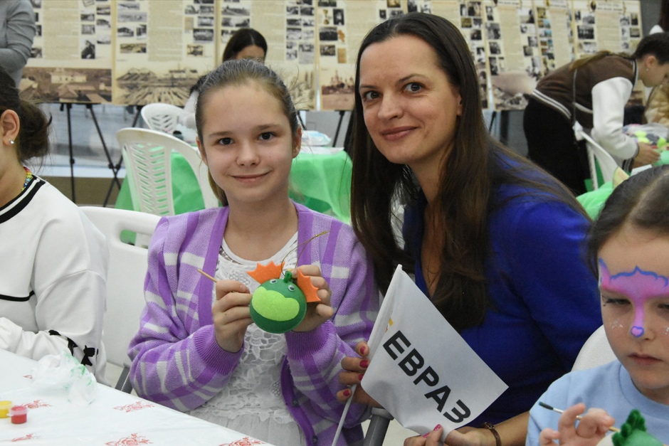 Фото - Новогодний подарок детям: ЕВРАЗ стал генеральным спонсором фестиваля «Шар-папье» в Туле