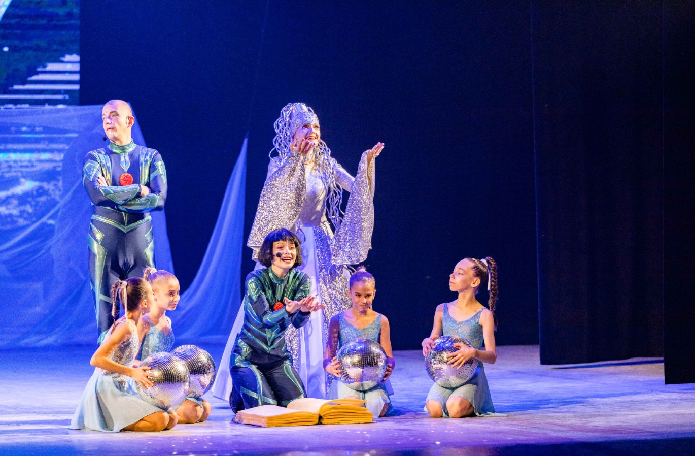 Фото - ЕВРАЗ организовал в Новокузнецке новогодний праздник для  детей с ограниченными возможностями здоровья