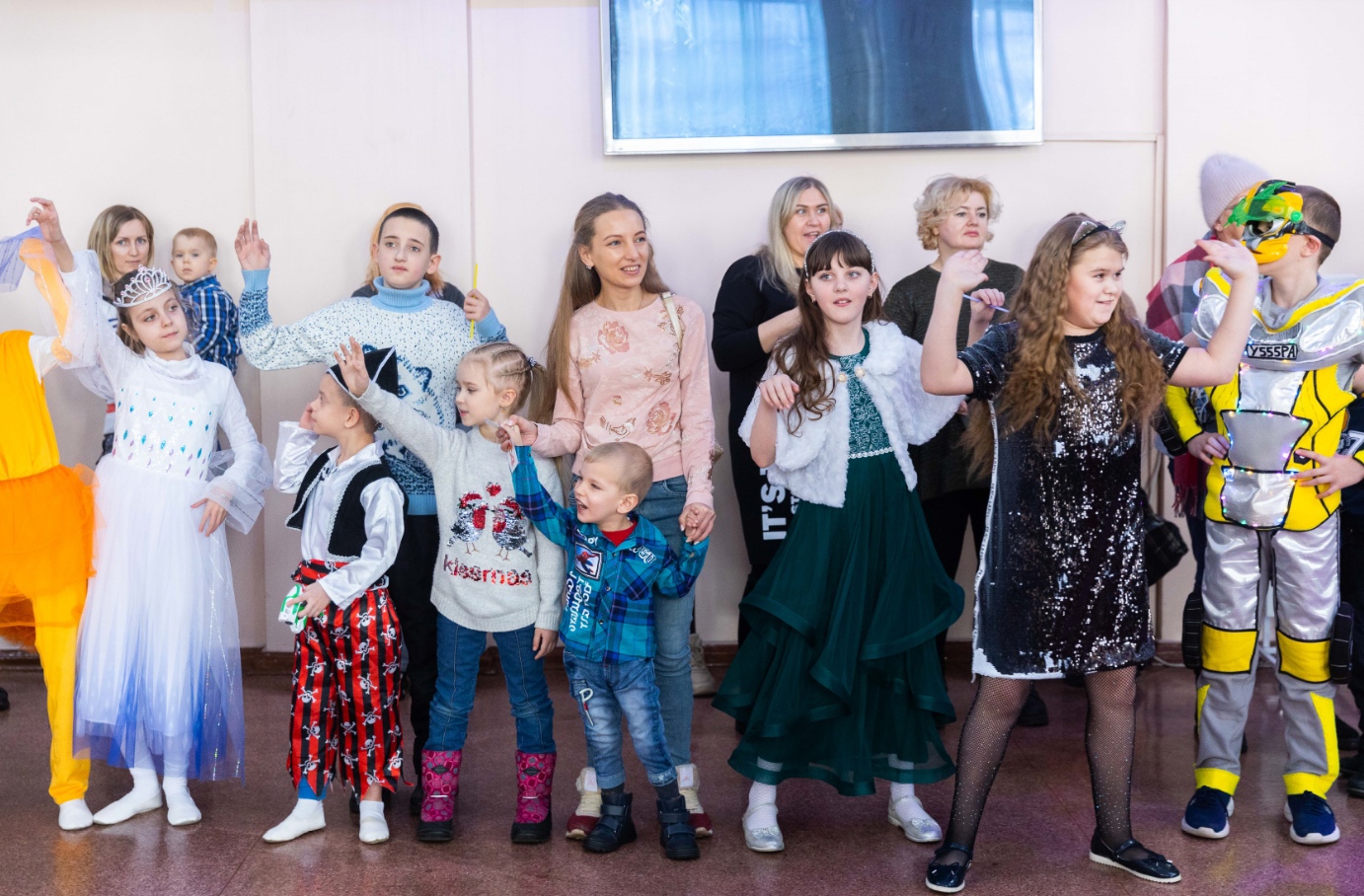 Фото - ЕВРАЗ организовал в Новокузнецке новогодний праздник для  детей с ограниченными возможностями здоровья