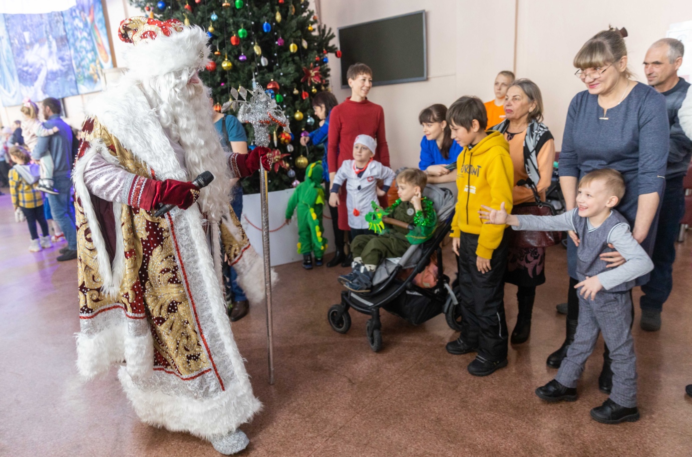 Фото - ЕВРАЗ организовал в Новокузнецке новогодний праздник для  детей с ограниченными возможностями здоровья