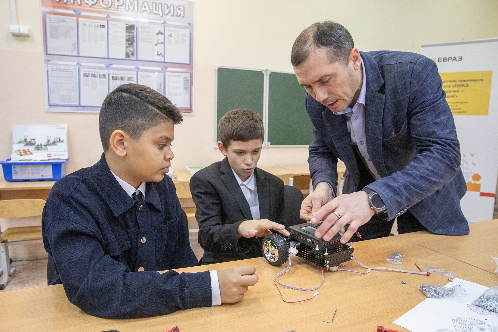 Фото - ЕВРАЗ подарил лабораторию робототехники и программирования школе Нижнего Тагила