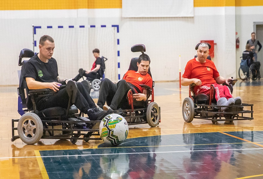 Фото - «Включайся в футбол»: как в Нижнем Тагиле прошли соревнования на электроколясках