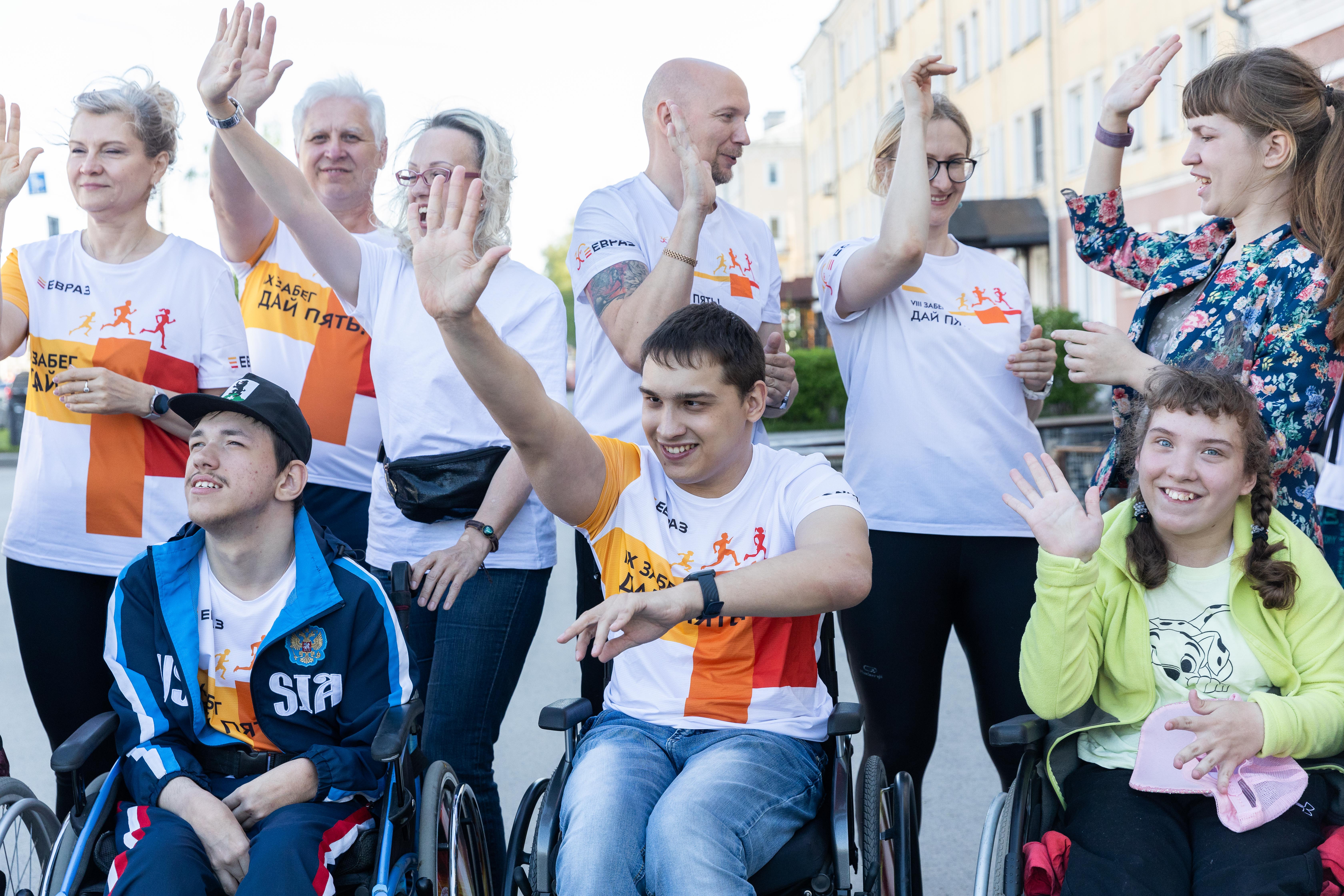 Фото - В Новокузнецке состоялся юбилейный благотворительный забег «Дай пять!» с участием особых спортсменов