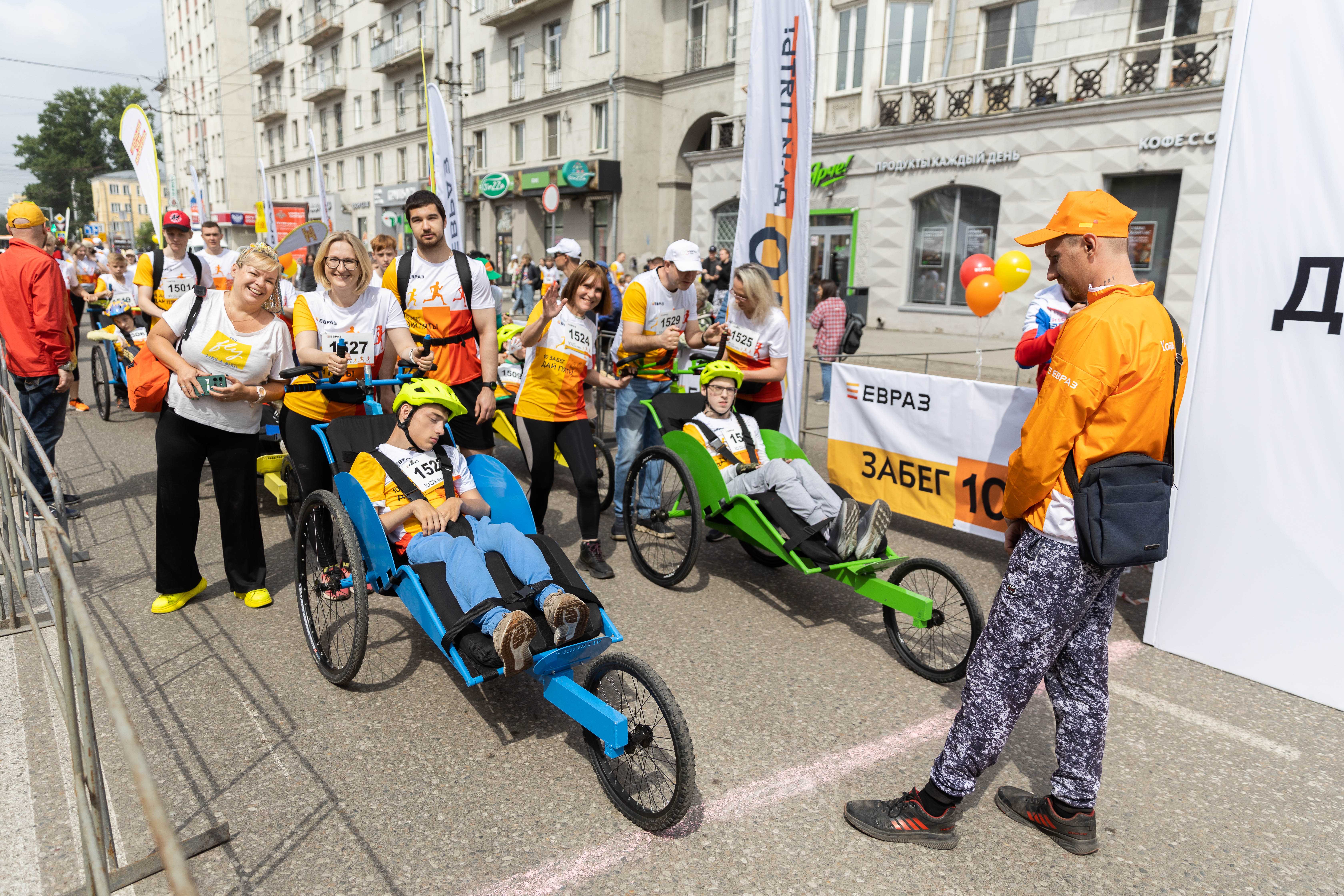 Фото - В Новокузнецке состоялся юбилейный благотворительный забег «Дай пять!» с участием особых спортсменов