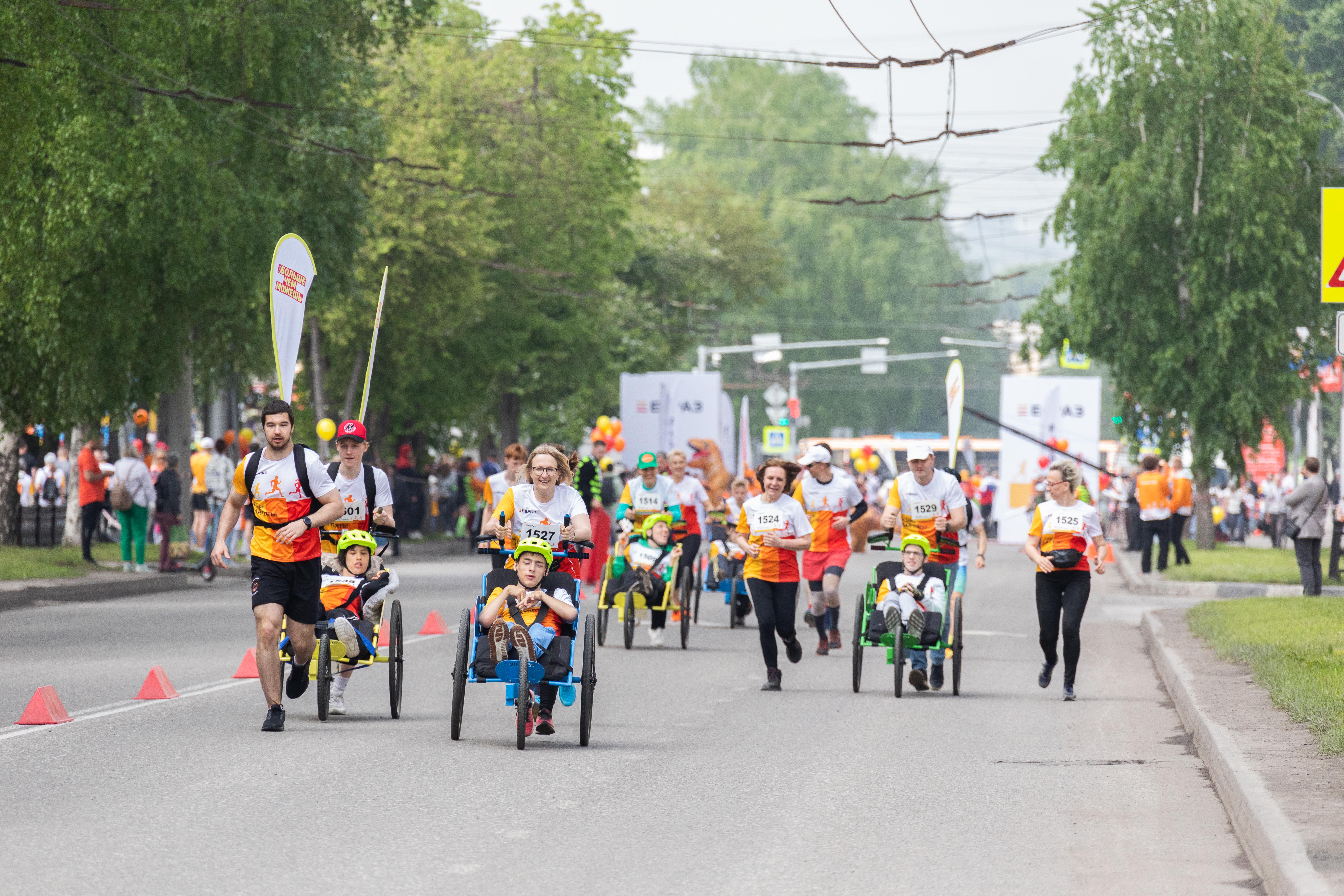 Фото - В Новокузнецке состоялся юбилейный благотворительный забег «Дай пять!» с участием особых спортсменов
