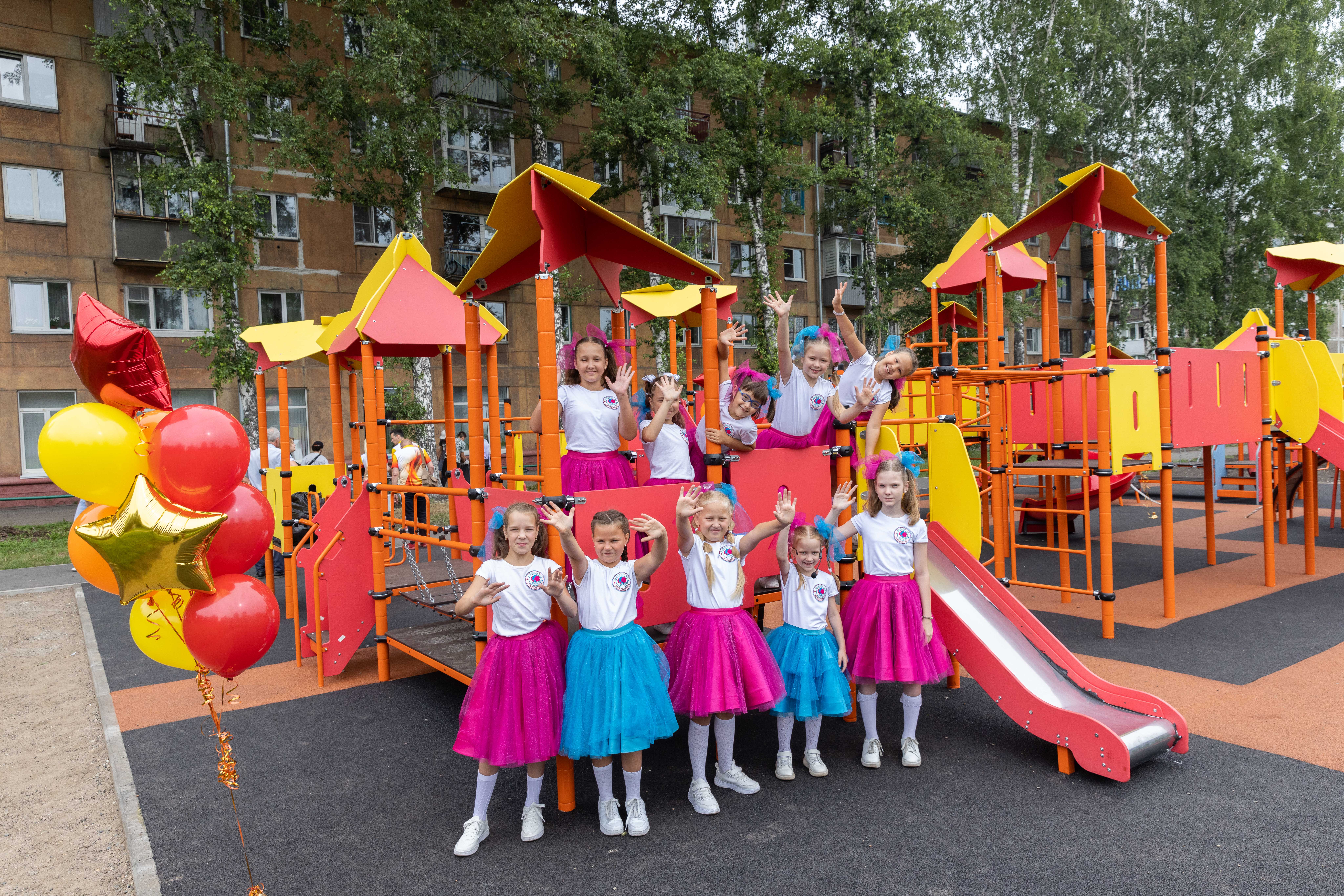 Фото - ЕВРАЗ подарил детский городок Заводскому району Новокузнецка