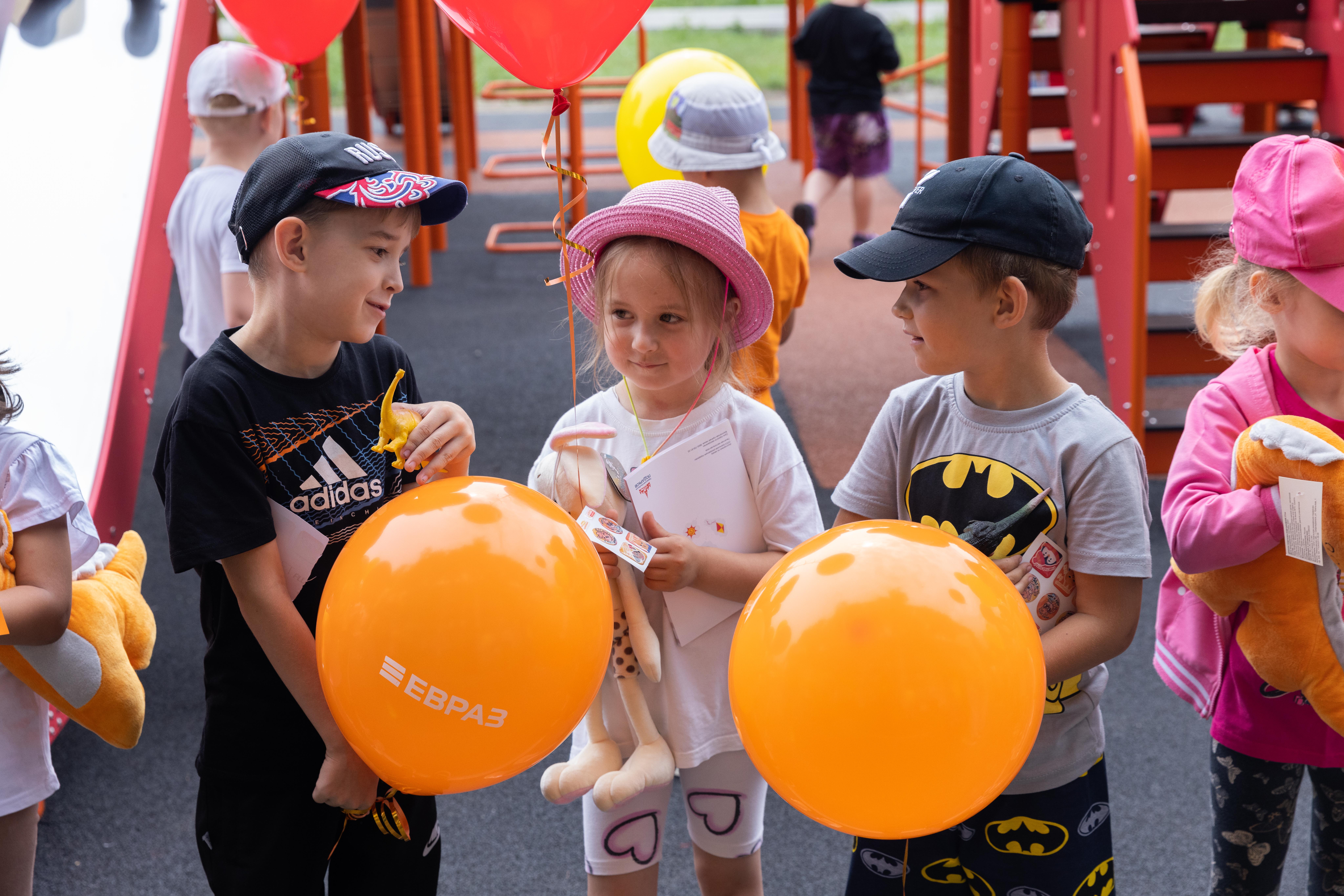 Фото - ЕВРАЗ подарил детский городок Заводскому району Новокузнецка