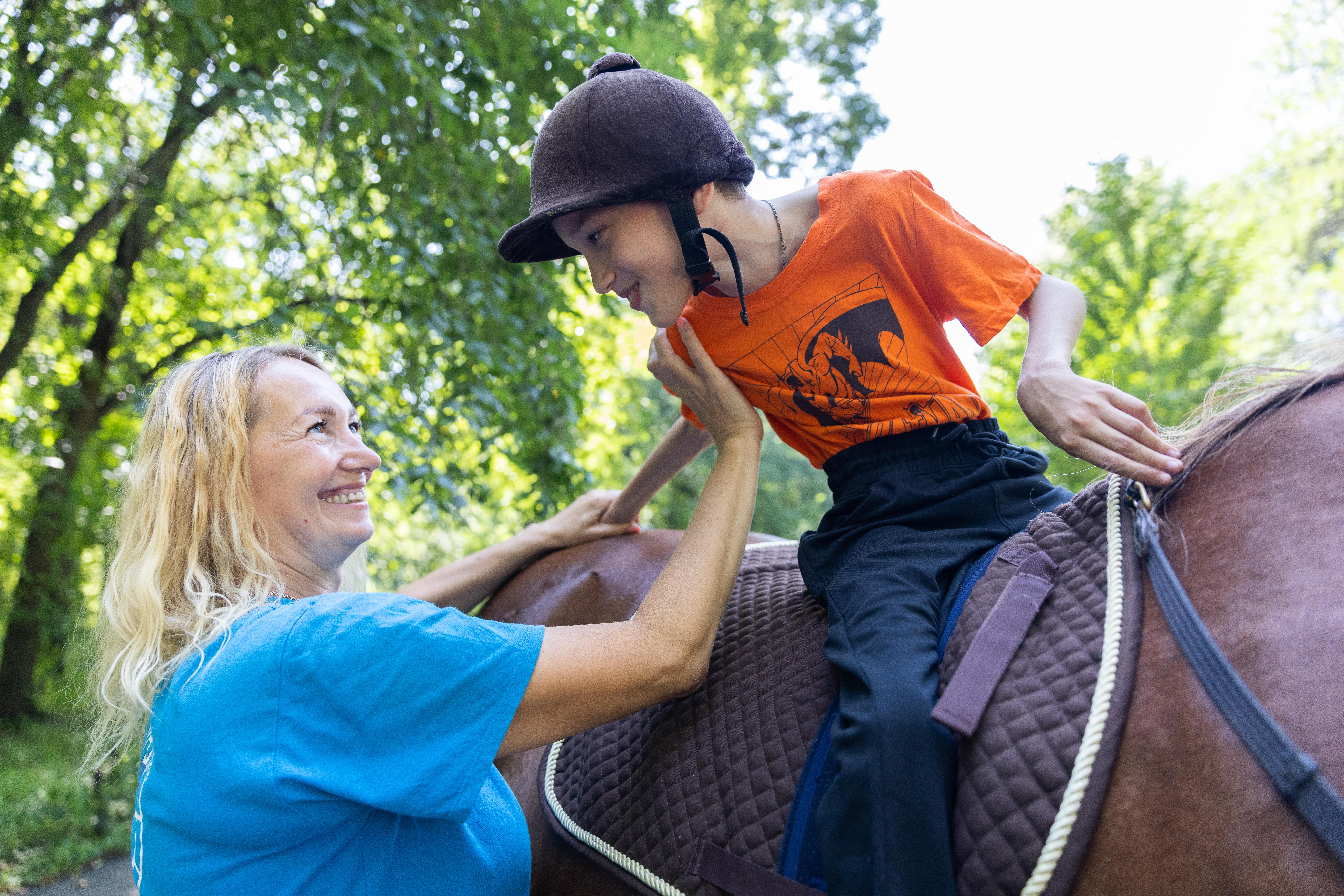 Фото - В Сибири стартовал новый сезон иппотерапии для детей сотрудников ЕВРАЗа и Распадской угольной компании