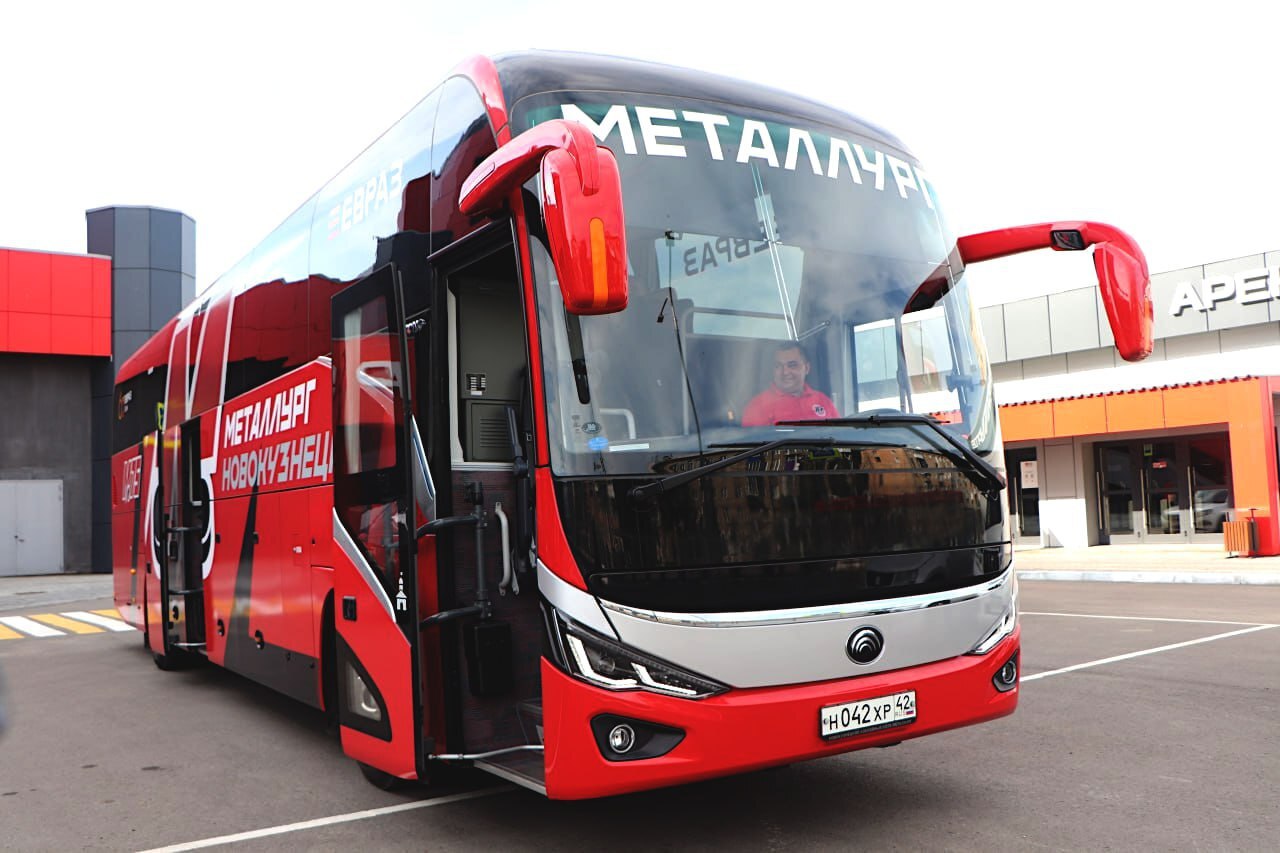 Фото - В преддверии 75-летия хоккейного клуба «Металлург» и накануне старта нового сезона ЕВРАЗ подарил команде новый автобус.