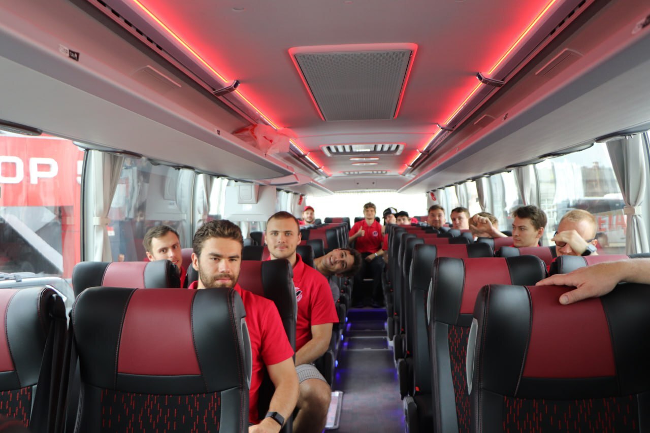 Фото - В преддверии 75-летия хоккейного клуба «Металлург» и накануне старта нового сезона ЕВРАЗ подарил команде новый автобус.