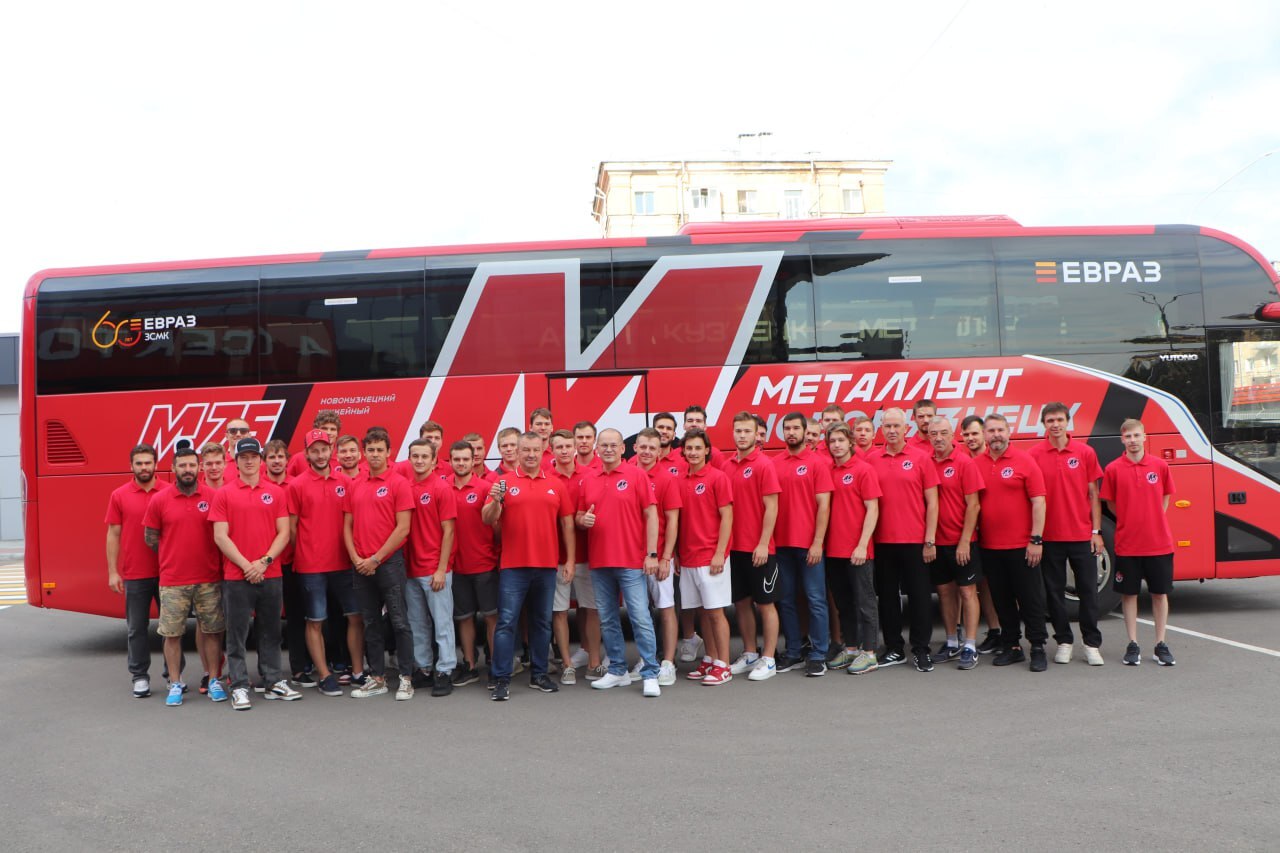 Фото - В преддверии 75-летия хоккейного клуба «Металлург» и накануне старта нового сезона ЕВРАЗ подарил команде новый автобус.