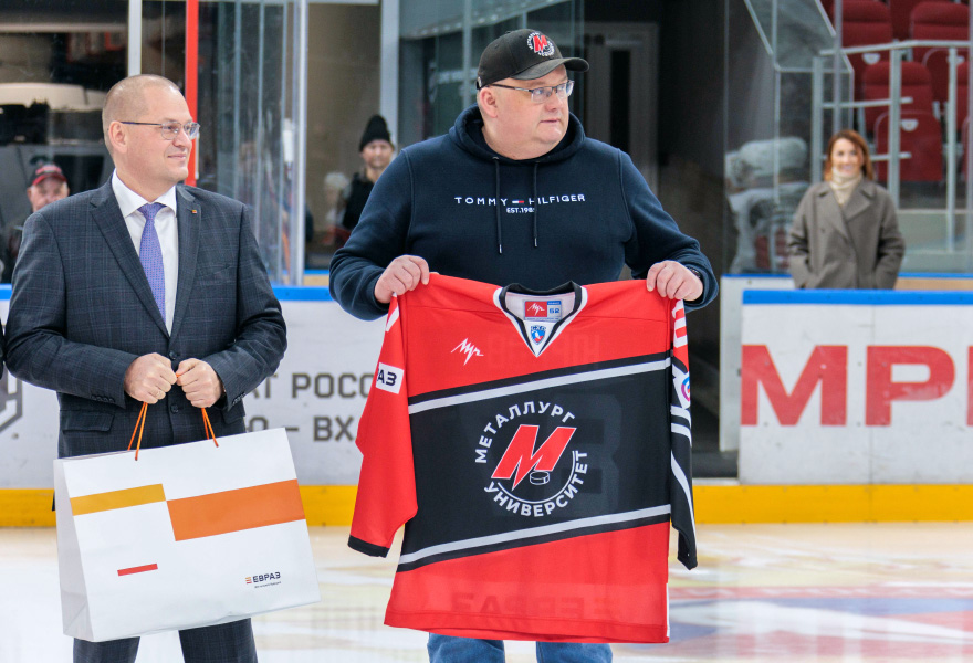 Фото - ЕВРАЗ подарил студенческой команде СибГИУ по хоккею новую форму
