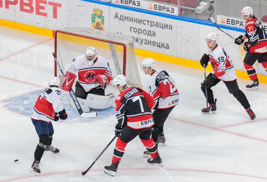 Фото - ЕВРАЗ подарил студенческой команде СибГИУ по хоккею новую форму