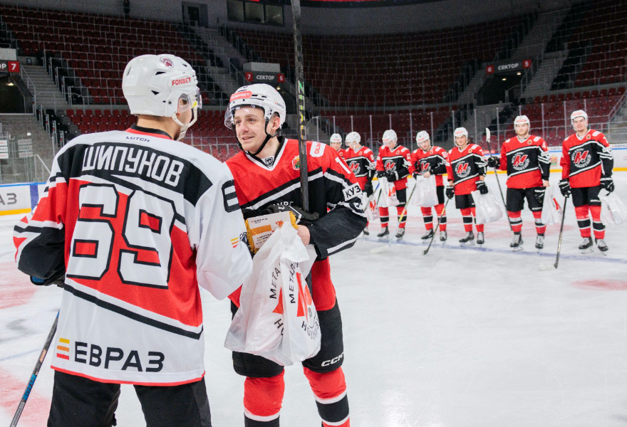 Фото - ЕВРАЗ подарил студенческой команде СибГИУ по хоккею новую форму