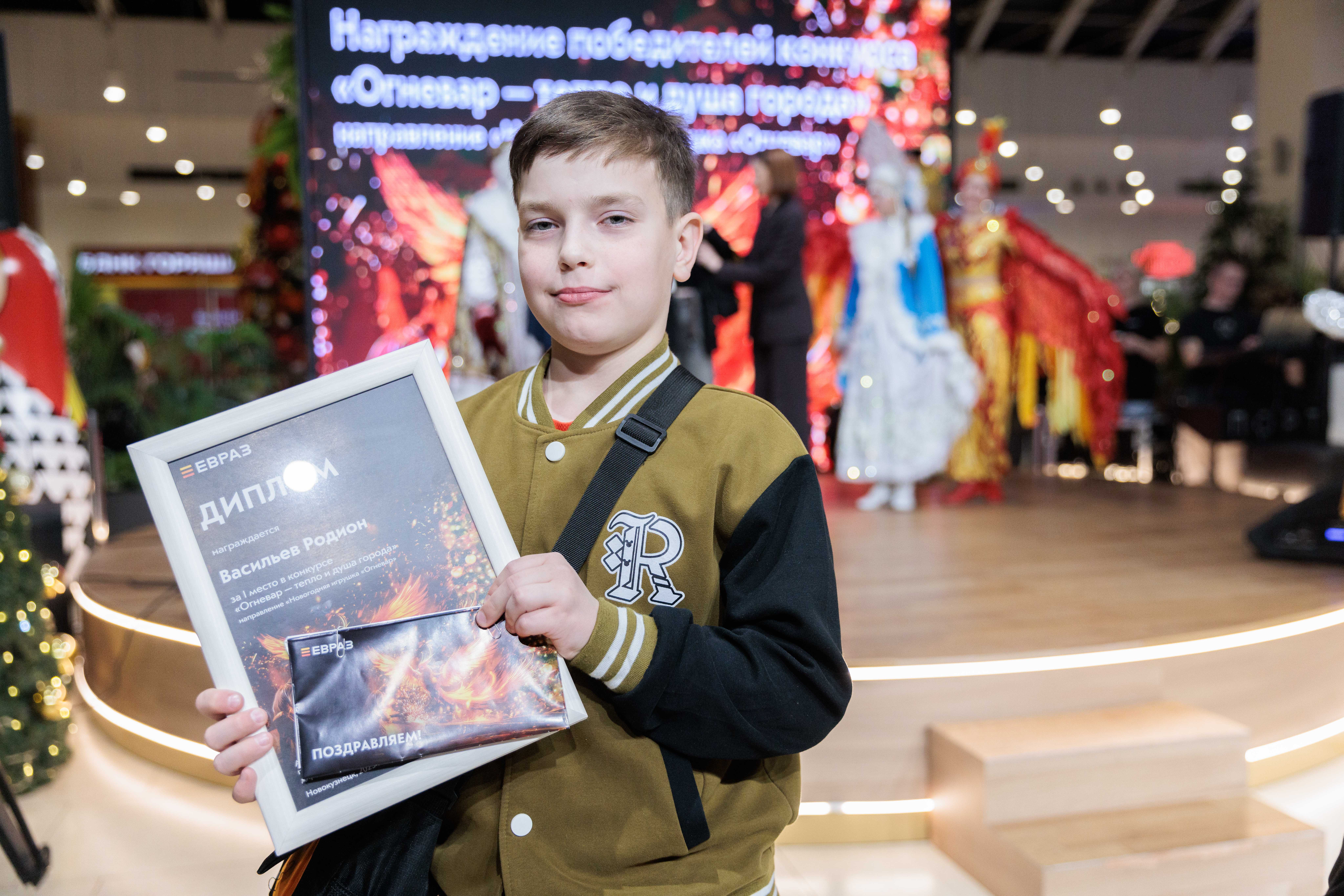 Фото - ЕВРАЗ ЗСМК собрал лучших Огневаров на новогодней ели