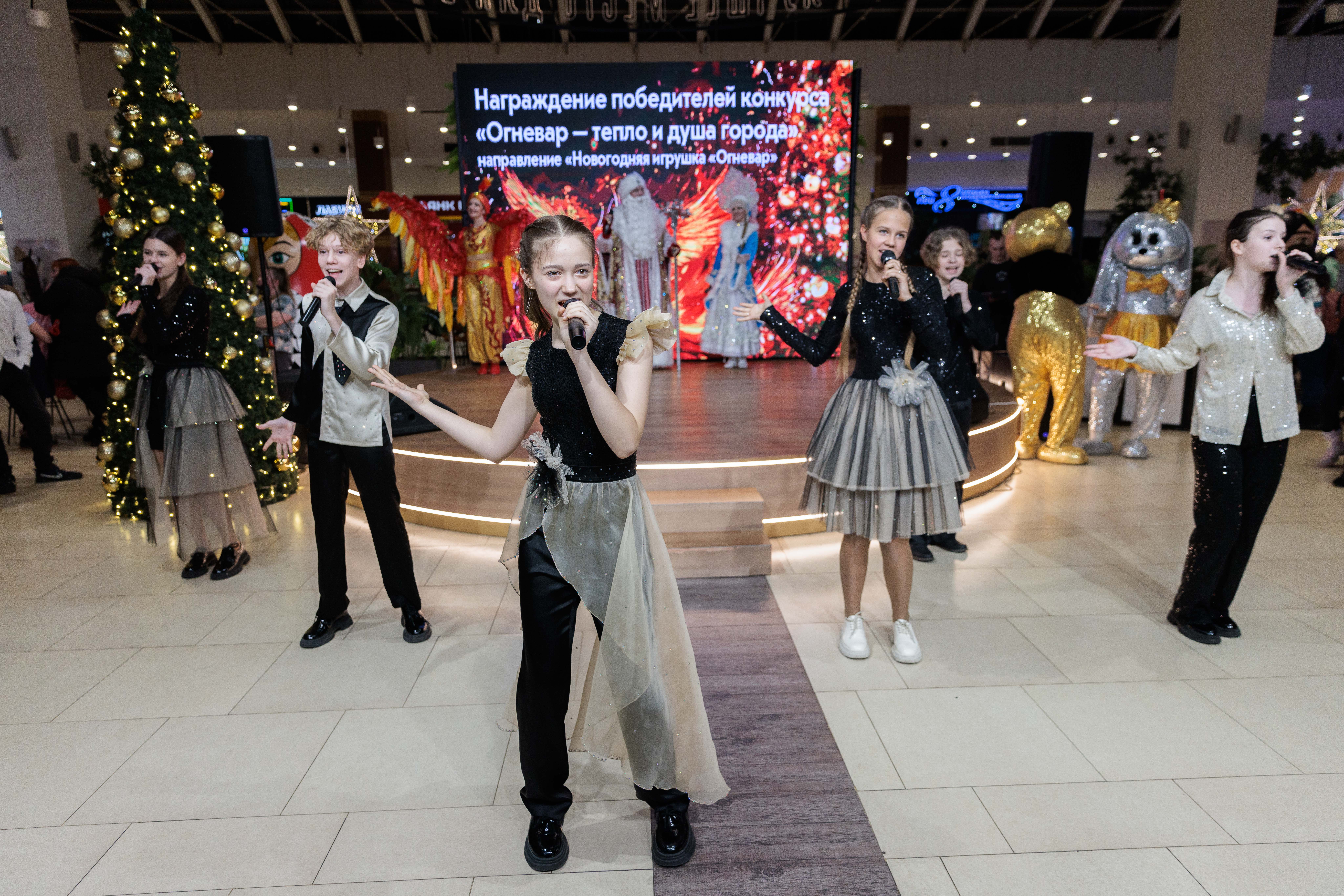 Фото - ЕВРАЗ ЗСМК собрал лучших Огневаров на новогодней ели