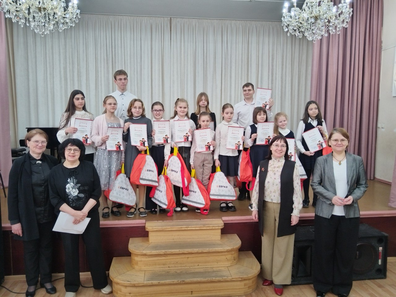 Фото - ЕВРАЗ – детям: Как прошел марафон добрых дел в дивизионе «Ванадий»