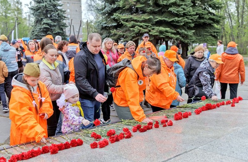 Фото - Сотрудники ЕВРАЗ ЗСМК к юбилею Великой Победы высадили липы