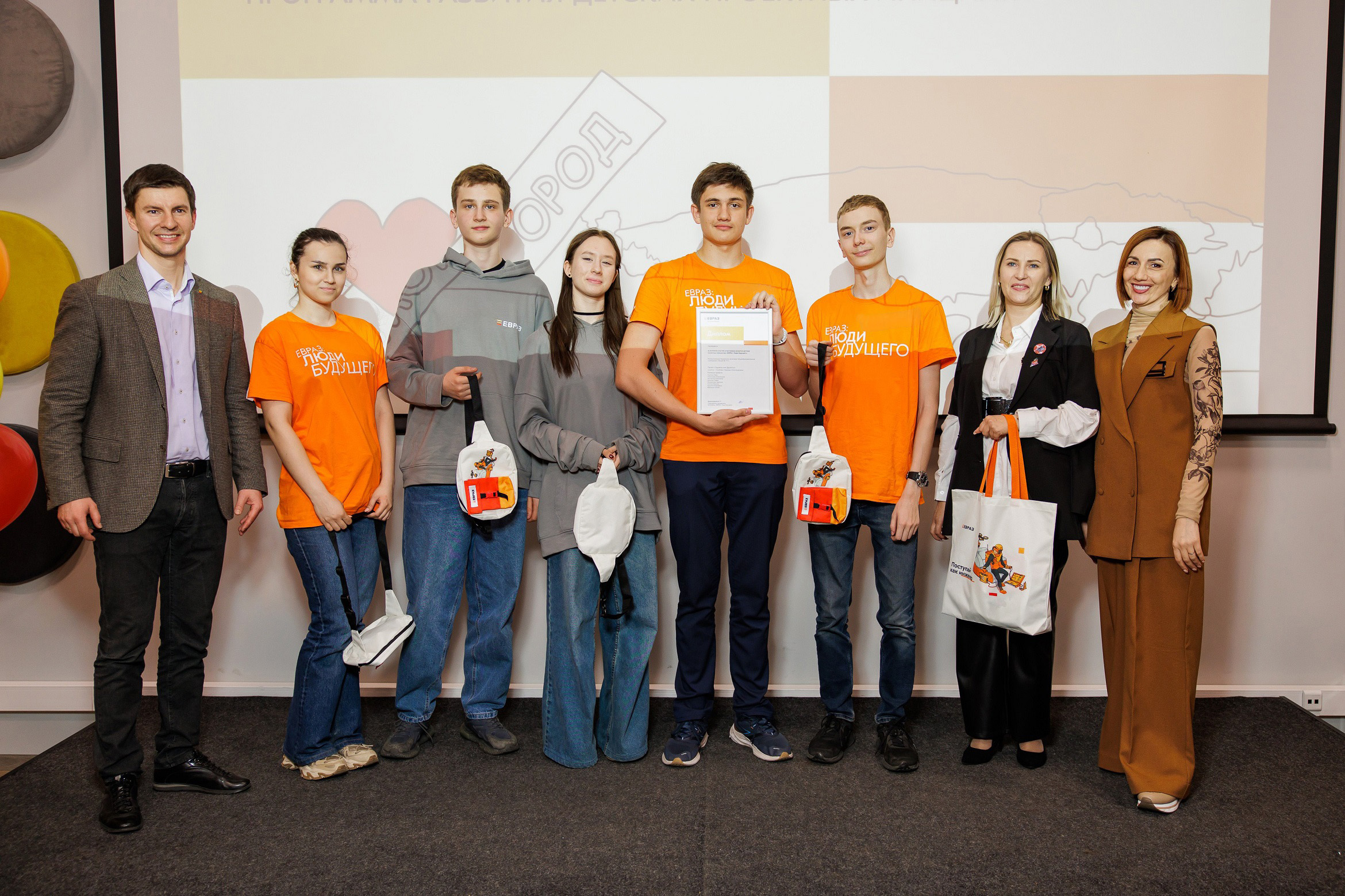 Фото - ЕВРАЗ помогает школьникам Кузбасса и Урала менять города к лучшему