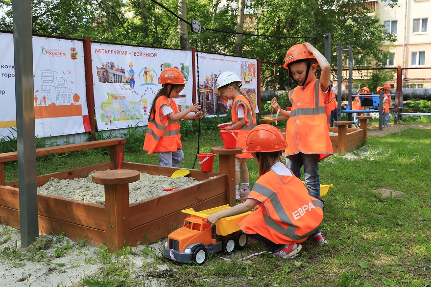 Фото - Металлургия для самых маленьких: как тагильские детсадовцы смену на производстве отработали