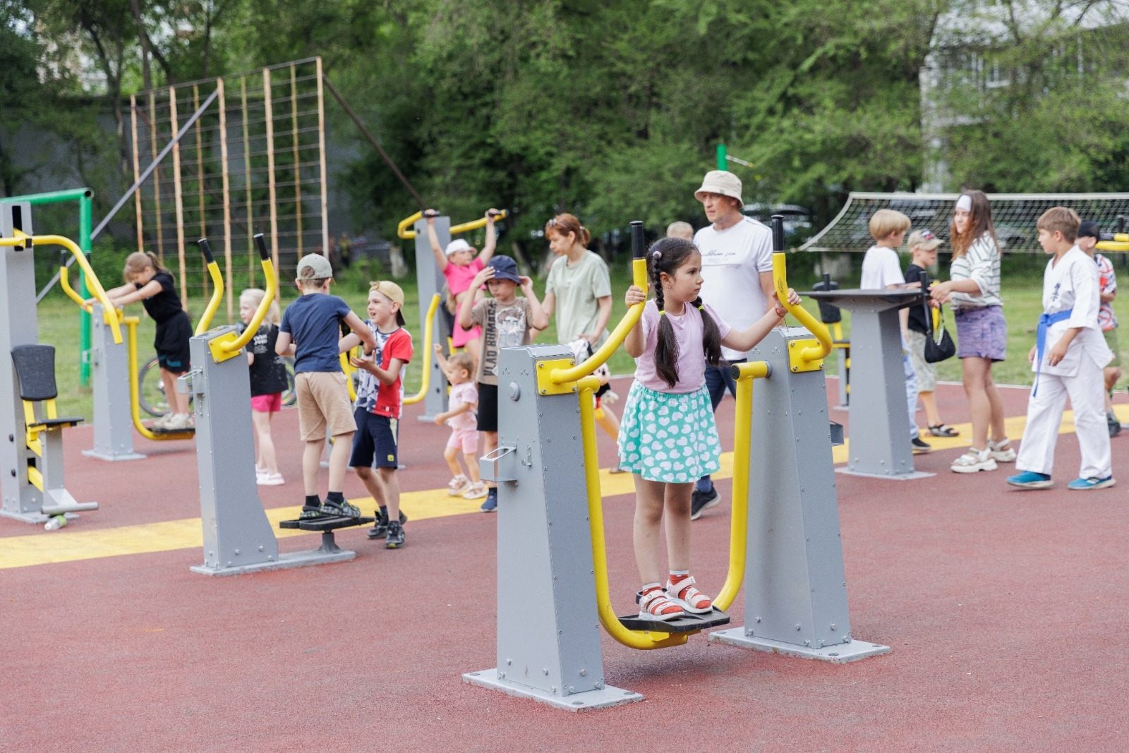 Фото - ЕВРАЗ помог обновить школьные площадки для тренировок в Сибири