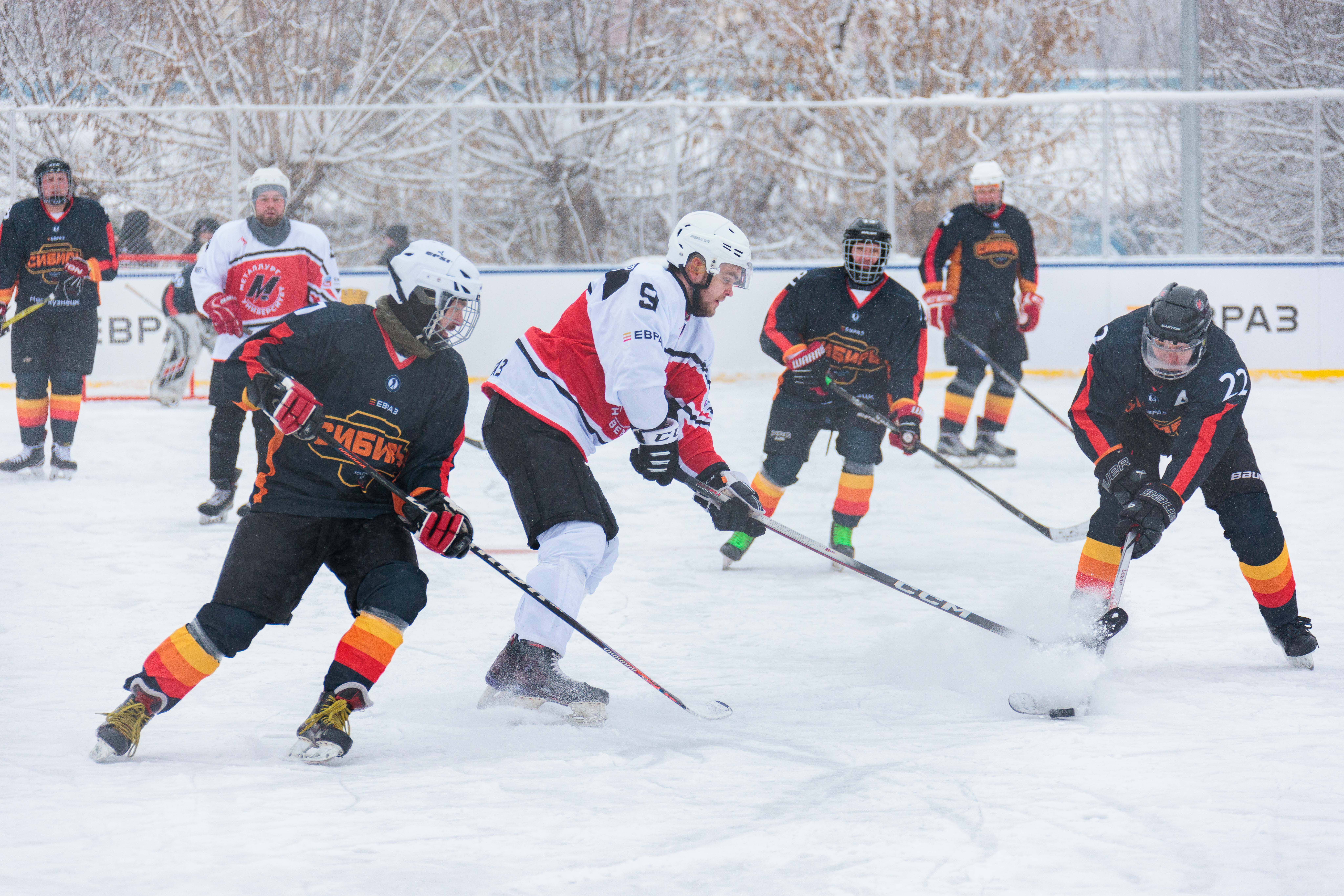 Фото - ЕВРАЗ ЗСМК открыл в Новокузнецке новую спортивную площадку
