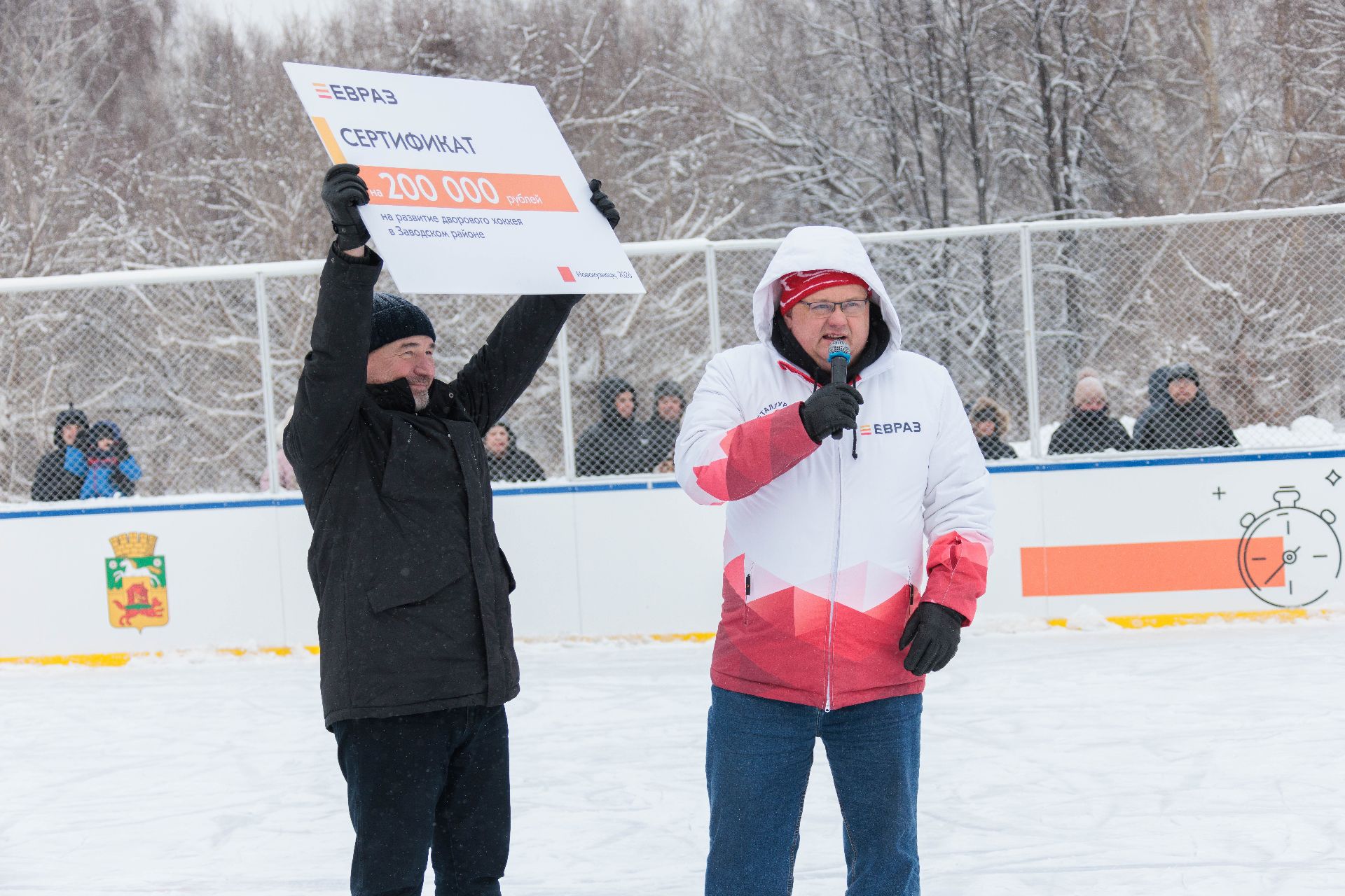 Фото - ЕВРАЗ ЗСМК открыл в Новокузнецке новую спортивную площадку