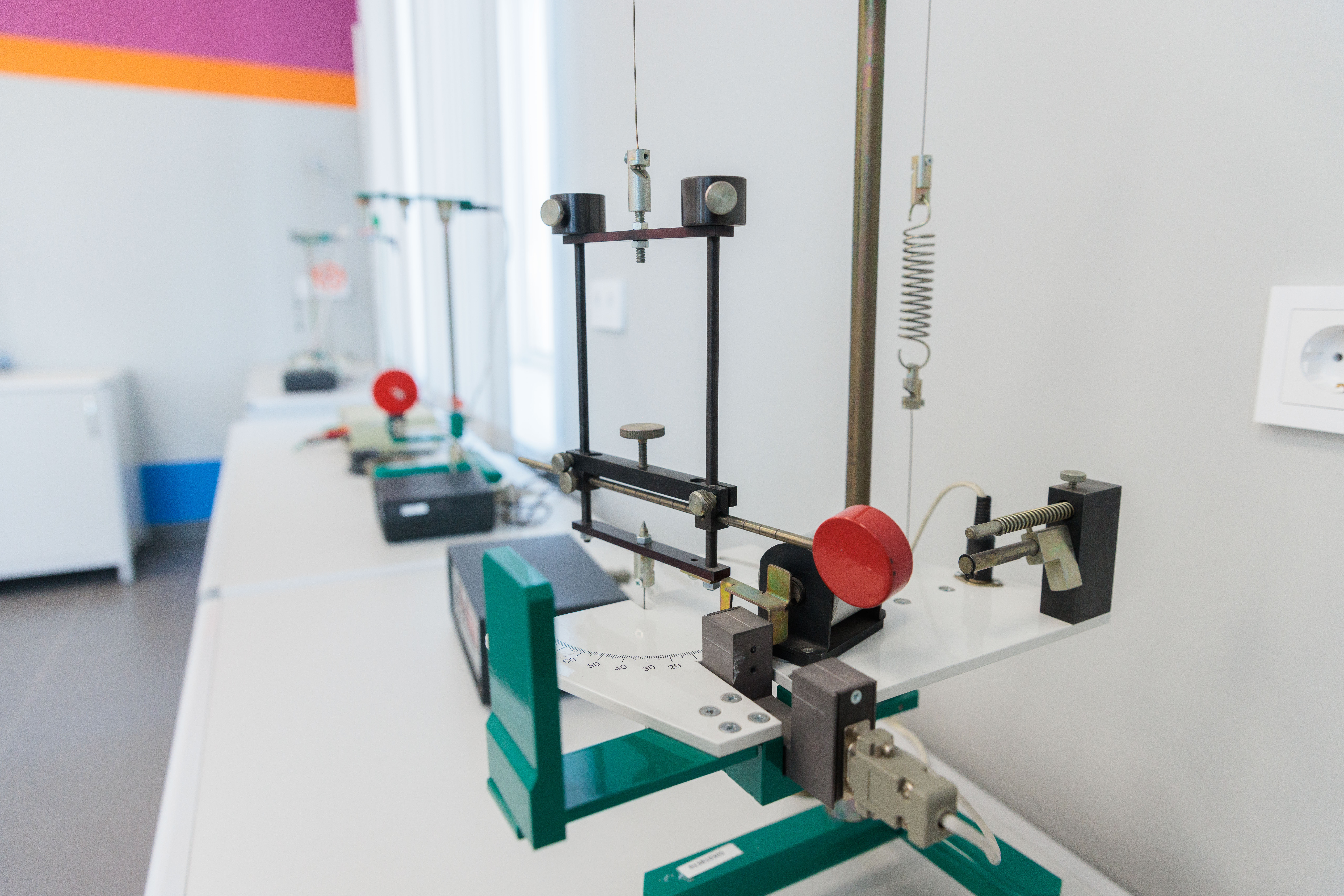 Фото - ЕВРАЗ оснастил лаборатории механики и оптики СибГИУ